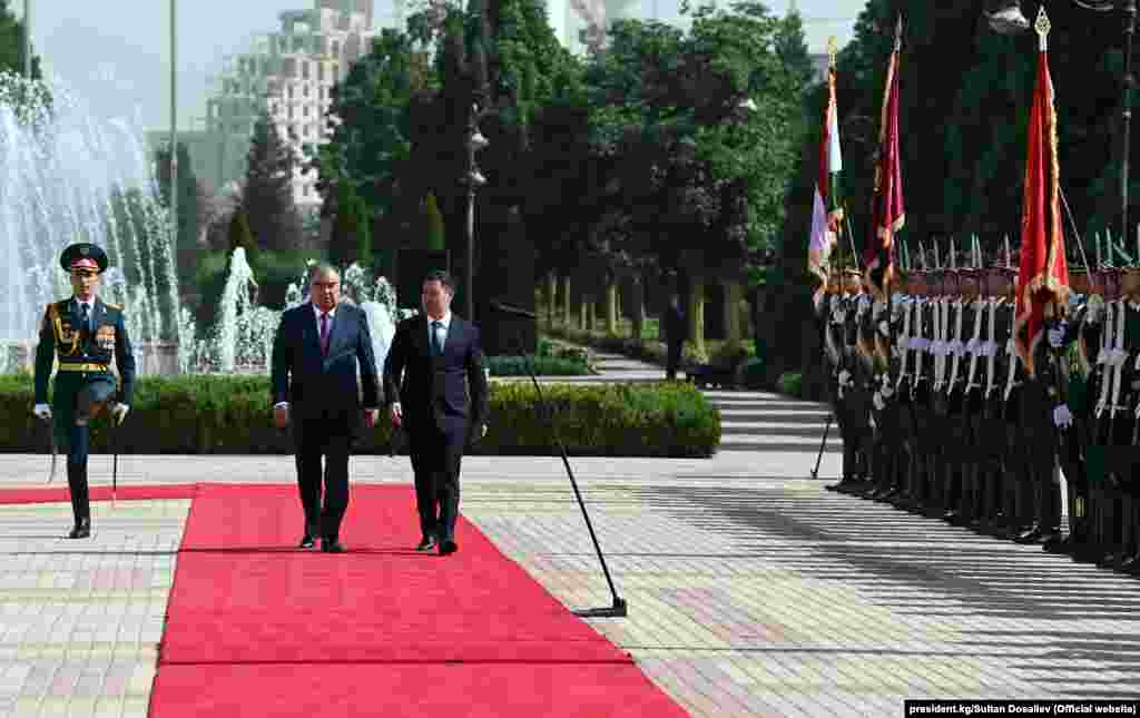 28-29-июнга белгиленген сапардын алкагында Садыр Жапаров Эмомали Рахмон менен эки тараптуу сүйлөшүү жүргүзүп, кыргыз-тажик мамлекеттик чек ара маселесин да талкуулаша турганы кабарланды.
