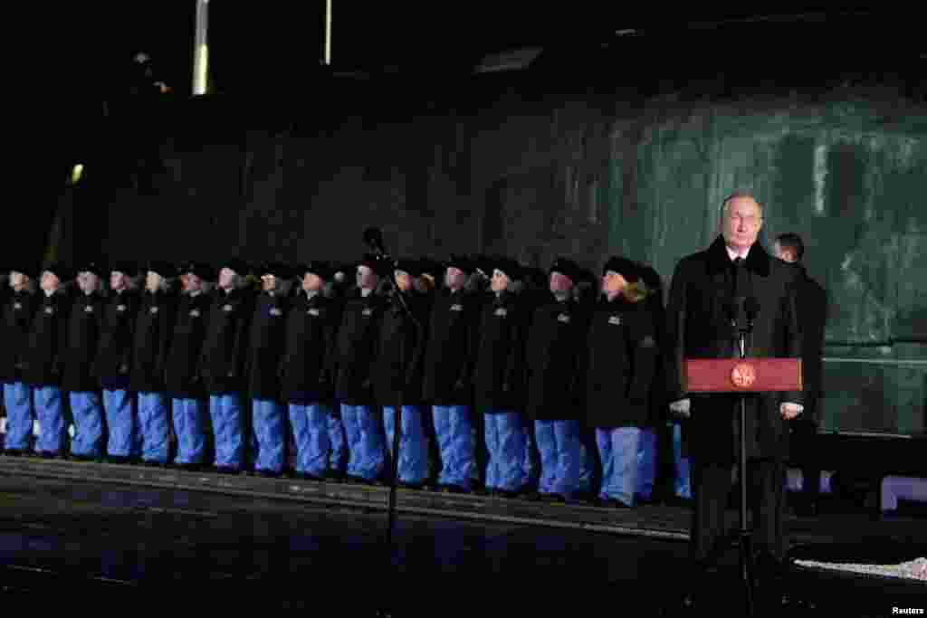 ولادیمیر پوتین، رئیس‌جمهور روسیه، در مراسم رونمایی از زیردریایی هسته‌ای در بندر آرخانگلسک.