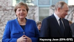 Канцлер Німеччини Анґела Меркель (л) і президент Росії Володимир Путін на конференції щодо Лівії в Берліні, січень 2020 року