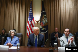 Сержио Гор ҳукумат йиғинларида одатда президет Трампнинг ëнида ўтиради.