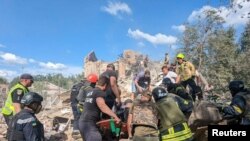 Кривой Рогдо орус армиясынын соккусунан талкаланган үйдүн урандыларынан алдынан аман калгандарды издеп жатышат. 12-июнь, 2024-жыл.