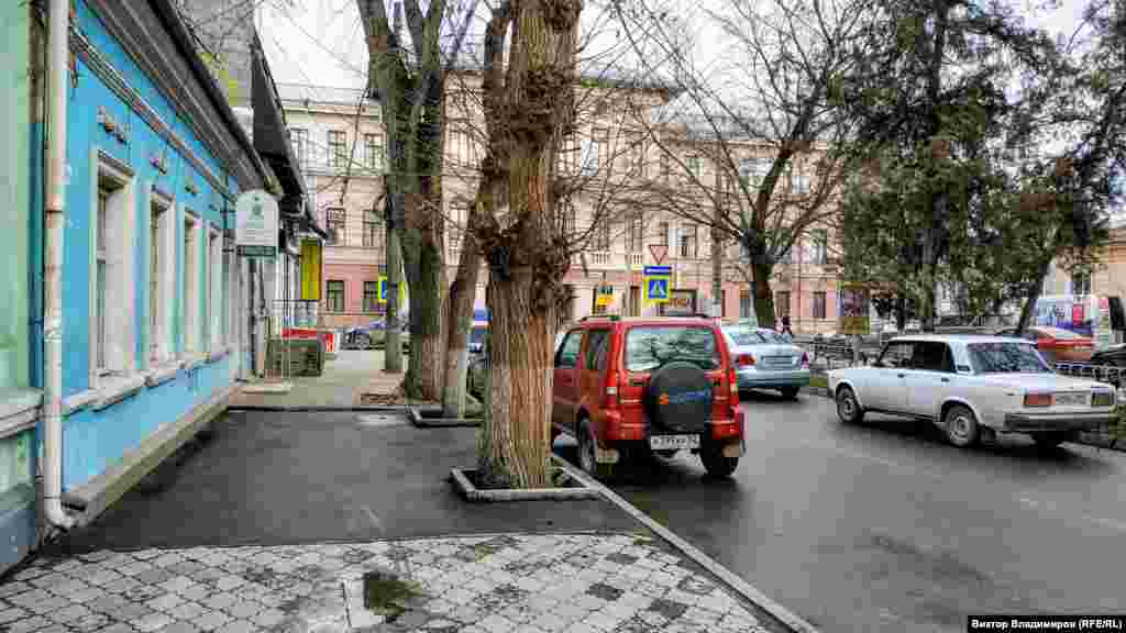 Улица Желябова начинается на перекрестке с улицей Александра Невского и тянется в сторону Центрального рынка Симферополя