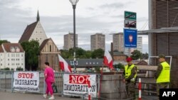 Плякаты з надпісамі «Спыніць іміграцыю» і «Не! іміграцыі» на польска-нямецкай мяжы ў Слубіцах на захадзе Польшчы, недалёка ад нямецкага Франкфурту-на-Одэры, 7 ліпеня 2025 году