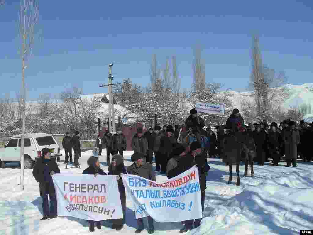Исмаил Исаковдун жети жүздөн ашуун таламдашы Гүлчө кыштагындагы борбордук спорт майданында митинг өткөрүп, генералдын, ошондой эле Петровкадагы жана Балыкчыдагы оппозиция өкүлдөрүнүн абактан токтоосуз бошотулушун, өлкөнү ар тараптуу кризиске кептеген Бакиев бийлигинин кызматтан кетүүсүн талап кылышты.  