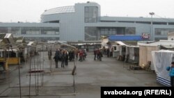 Цэнтральны рынак у Гомелі. Прадпрымальнікі абмяркоўваюць апошнія навіны