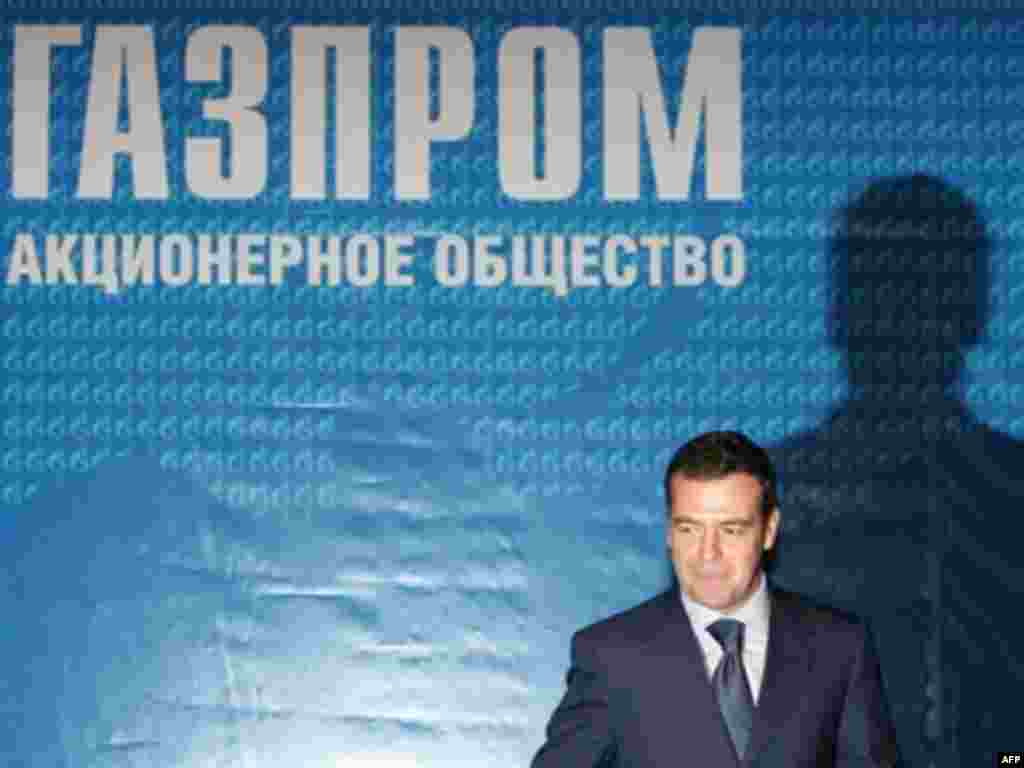 Медведев җитәкчеләренең берсе Путин булган Питербур шәһәр идарәсенә эшкә чакырыла. 2000 елда Путин Медведевны президент идарәсе башлыгы урынбасары итеп эшкә ала. Соңрак ул Газпромның мөдирләр шурасы рәисе итеп билгеләнә.