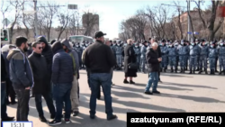 Представники опозиційного «Руху за порятунок вітчизни» мітингували 13 березня під президентським палацом у Єревані