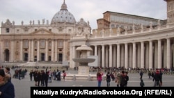 Площа Святого Петра з колонадою Берніні праворуч