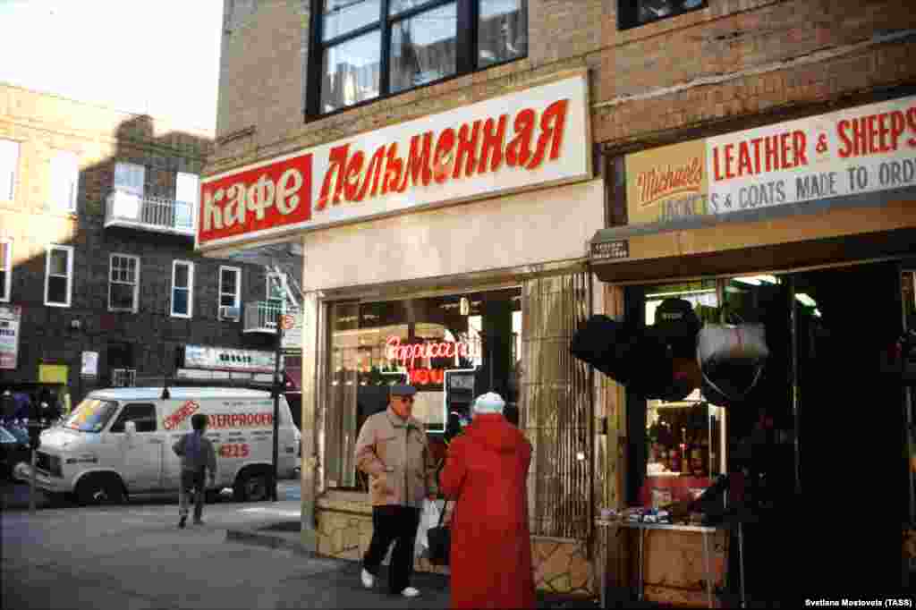 Кафе &laquo;Пельменна&raquo; на Брайтон-Біч у Нью-Йорку. Починаючи з 1970-х років, Брайтон-Біч став настільки популярним серед єврейських емігрантів із України та Росії, що отримав прізвисько &laquo;маленька Одеса&raquo;