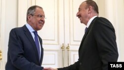 Министр иностранных дел России Сергей Лавров (слева) и президент Азербайджана Ильхам Алиев (архив)