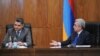 Президент Армении Серж Саргсян (справа) обращается к премьер-министру Тиграну Саргсяну на совещании в правительстве, 15 сентября 2012 г. 