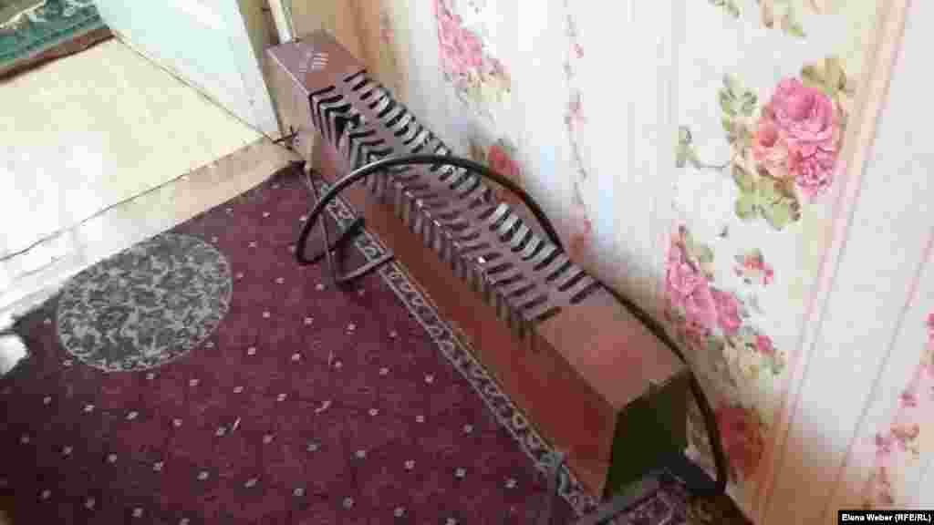 Некоторые жители многоэтажных домов района Правый берег впустили в свои квартиры репортера Азаттыка и показали, чем они обогреваются. Кто-то использует в квартире самодельный обогреватель, работающий от электричества, кто-то топит печку-буржуйку. Заводские обогреватели, говорят жители, от холода не спасают. Из-за отсутствия центрального отопления и использования электроприборов для обогрева людям приходится платить около 25-30 тысяч тенге ежемесячно только за электроэнергию.