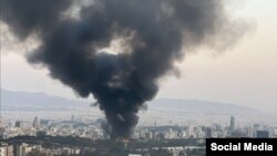 Иран мемлекеттік телеарнасының штаб-пәтері өртеніп жатыр. Тегеран, 16 маусым, 2025 жыл