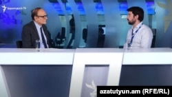 Глава наблюдательной миссии БДИПЧ/ОБСЕ Оуэн Мерфи (справа) дает интервью директору Армянской службы Радио Свободная Европа/Радио Свобода (Азатутюн) Грайру Тамразяну, Ереван, 25 июня 2021 г. 