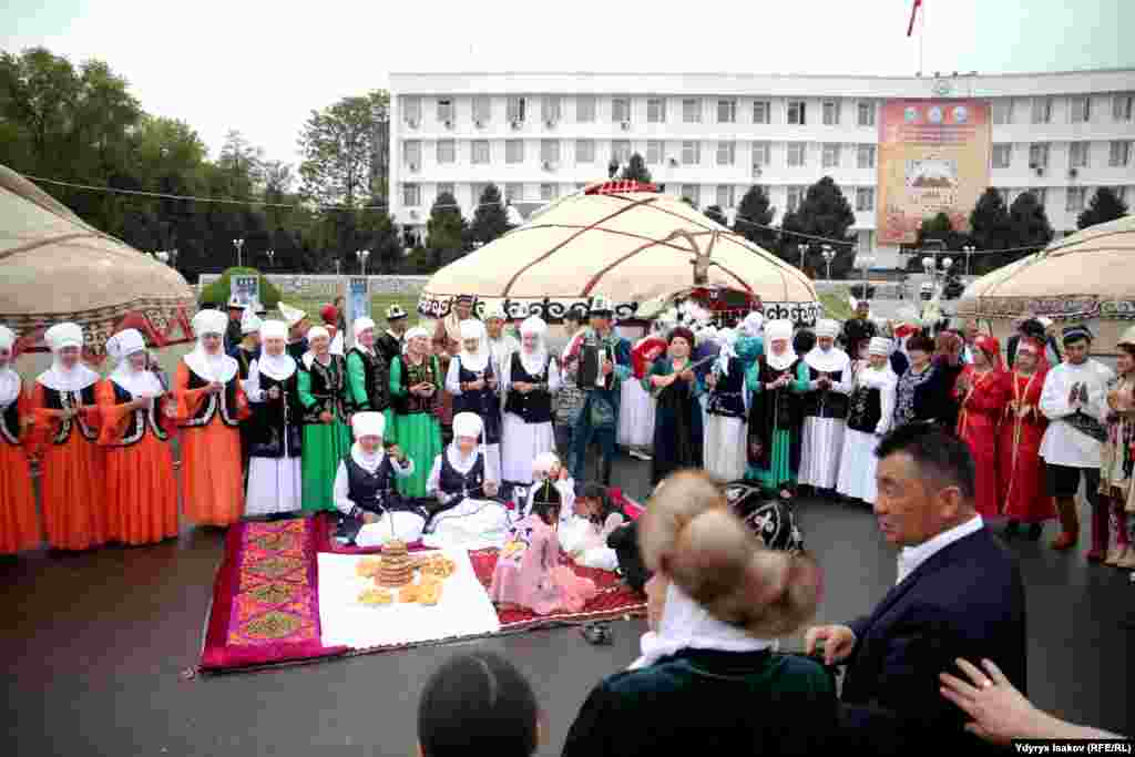 Иш-чарага бир нече түрк тилдүү мамлекеттердин өкүлдөрү катышты.