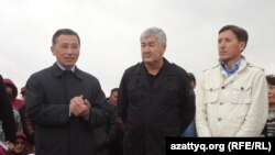 Солдан оңға қарай: Жаңаөзен қаласы әкімі Орақ Сарыбөпеев, "Азат" ЖСДП жетекшілері Әміржан Қосанов пен  Болат Әбілов. Жаңаөзен, қыркүйек 2011 жыл