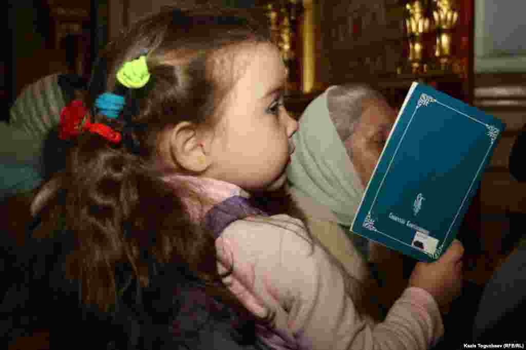 Малышка в&nbsp;Свято-Вознесенском соборе в день Рождества. Алматы, 7 января 2014 года.