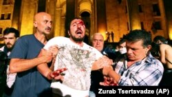 Грузия парламенты янында Русия депутаты аркасында чыккан бәрелешләр