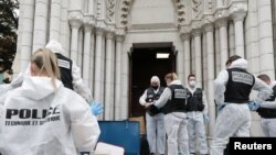 Кандуу окуялар болгон Ниццадагы Нотр-Дам чиркөөсүнүн алдында топтолгон полиция кызматкерлери. 29-октябрь, 2020-жыл.