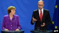 Прем'єр-міністр України Арсеній Яценюк та канцлер німеччини Анґела Меркель