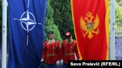 Zastava NATO-a i Crne Gore.