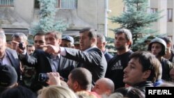 Более жестким в высказываниях был Дзамболат Тедеев, который большую часть речи посвятил Эдуарду Кокойты и временам его правления