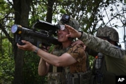 Украинские военнослужащие ищут цель с помощью американского зенитно-ракетного комплекса Stinger на передовой в Запорожской области