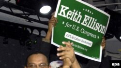 کیت الیسون که نخستین نماینده مسلمان کنگره است، قصد دارد در مراسم غیر رسمی آغاز به کار کنگره، به قرآن سوگند یادکند.