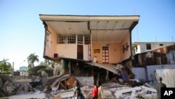 Гаитидеги жер титирөөдөн кыйраган турак жайлардын бири. 