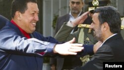 استقبال محمود احمدی‌نژاد از هوگو چاوز در پاییز ۱۳۸۹ در تهران