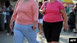 Aşa agramdan ejir çekýän iki zenan