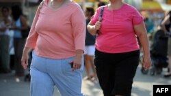 دکتر استوکس و تیمش، اطلاعات مربوط به بیش از ۲۲۵ هزار نفر بالای ۵۰ سال را مطالعه کردند تا ببینید آیا چاقی بر طول عمر آنها تاثیری داشته یا نه.
