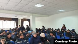 Жители Жанаозена, требующие трудоустройства, в здании акимата. 20 января 2020 года.