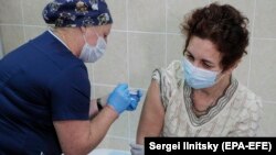 Ռուսաստան - Կամավորին ներարկում են կորոնավիրուսի դեմ երկրում մշակված պատվաստանյութը, Մոսկվա, 17-ը սեպտեմբերի, 2020թ.