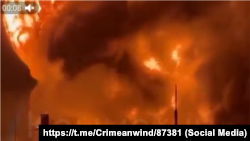 Скріншот фото пожежі на нафтобазі у Феодосії в ніч проти 6 жовтня 2025 року