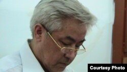 Жаңаөзен қаласының бұрынғы әкімі Жалғас Бабаханов сотта отыр. Жаңаөзен, шілде 2012 жыл. Фото "Республика" газетінен алынды.   