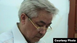 Жаңаөзен қаласының бұрынғы әкімі Жалғас Бабаханов сотта отыр. Жаңаөзен, шілде 2012 жыл. (Фото "Республика" газетінен алынды).   