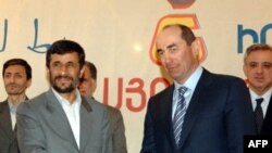Armenia - President Robert Kocharian (R) with his Iranian counterpart Mahmud Ahmadinejad, Agarak, 19Mar2007