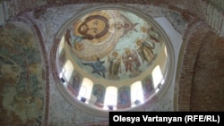 По мнению руководства Абхазии, на территории республики может существовать только один институт Абхазской православной церкви, поэтому необходимо объединение двух ныне действующих православных церковных организаций