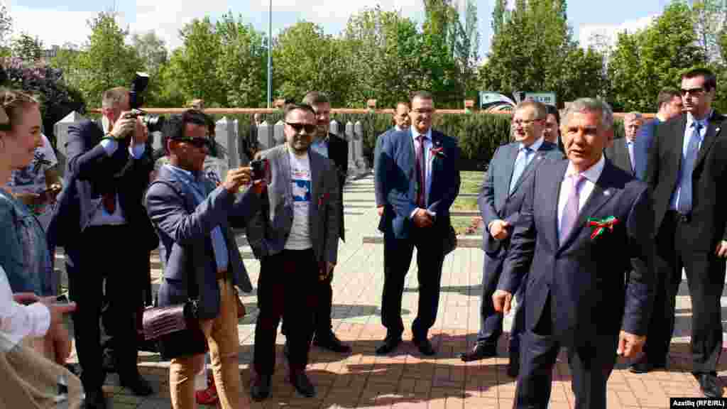 Бирегә махсус рәвештә президент белән очрашырга дип килгән татарлар аңа Татарстанның башка вәкилләренә республика әләме төсләрендәге тасма бүләк итә.