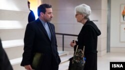 عباس عراقچی در کنار وندی شرمن، مسئول تیم مذاکره‌کننده آمریکا