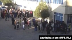 Очередь у продуктового магазина в Туркменабаде