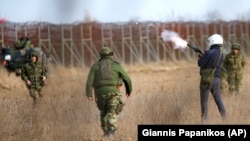 Грецькі прикордонники застосовують сльозогінний газ, щоб спинити мігрантів на кордоні з Туреччиною, 1 березня 2020 року