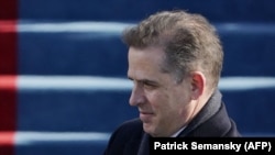 Хантер Байден атасы Жо Байдендин АКШнын президенттигине ант берүү аземине катышып жатат.  20-январь, 2021-жыл. Вашингтон.  
