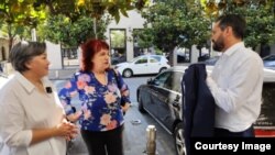 Динара Смаилова (слева) и ее адвокат Далибор Томович (справа). Подгорица, 5 июня 2025 года