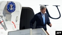 АКШ Мамлекеттик катчысы Жон Керри  Москванын "Внуково" аэропортунда учактан чыгууда. 7-май, 2013