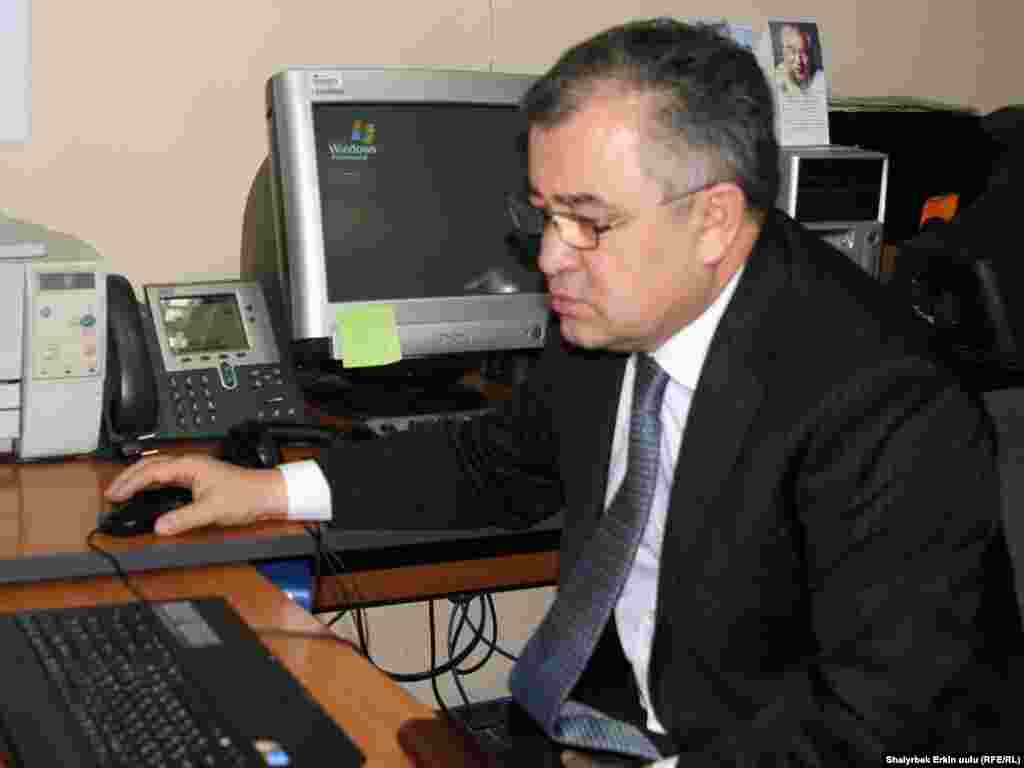 &quot;Ата Мекен&quot; партиясынын лидери Өмүрбек Текебаев &quot;Азаттыктын&quot; сайтынын окурмандарынын суроолоруна жооп берүүдө. 2-февраль, 2011-жыл.