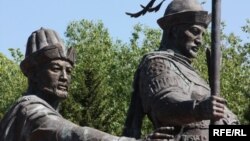 Жәнібек пен Керей ханға Астанада қойылған ескерткіш. 1 маусым 2010 жыл.        