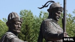 Фрагмент памятника основателям Казахского ханства Керею и Жанибеку. Астана, 1 июня 2010 года.    