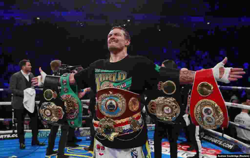 Аляксандар Вусік сьвяткуе перамогу на чэмпіянаце сьвету ў першай цяжкай вазе ў лістападзе 2018 году.Вусік стаў прафэсіяналам у 2013 годзе, што дало яму магчымасьць змагацца за ганарары. Неўзабаве ён атрымаў перамогу ў першай цяжкай вазе (90,7 кг). Былы супернік апісаў складанасьць бою з украінцам: "Ён шмат рухаецца і ў выдатнай форме". Цягавітасьць украінца дазваляла яму паступова нарошчваць тэмп у апошніх раўндах бою, калі яго сапернікі пачыналі здаваць.